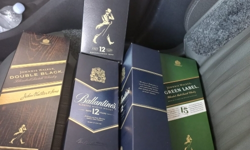 Após furtar garrafas de whisky, homem é detido em flagrante por seguranças 