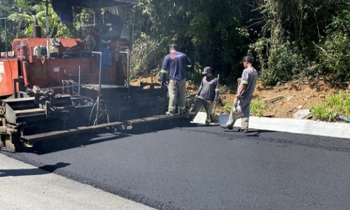 Obras no Morro de Zimbros entram na reta final e via recebe asfalto