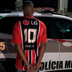 Rapaz é observado traficando a tarde toda e ao ser preso diz estar trabalhando em obra