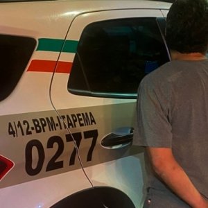 Homem tenta fugir a pé de abordagem para escapar de mandado de prisão