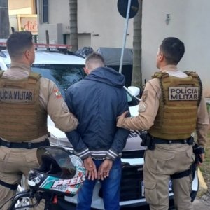 Foragido é preso ao ser flagrado empinando moto em via pública