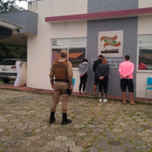 Criminosos presos após furto são soltos no dia seguinte em audiência de custódia 