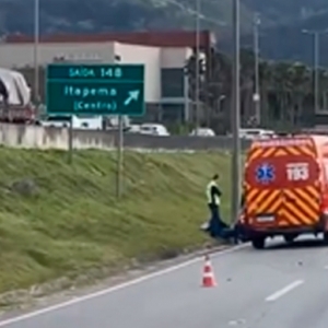 Motociclista fica ferido após acidente nas margens da BR-101