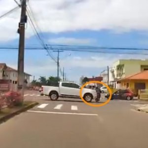 Veículo não para em cruzamento e atropela motociclista que vinha na preferencial