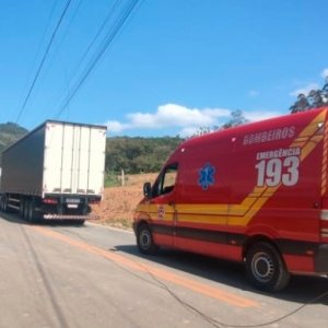 Caminhão enrosca em fio e motorista fica preso dentro da cabine