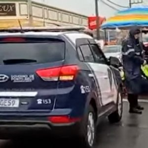 Motociclista sofre ferimentos com suspeita fratura após acidente
