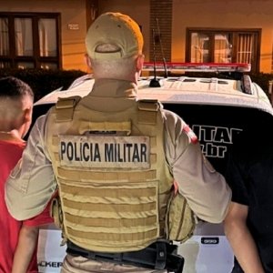 Jovens se associam para vender drogas e dividem turnos 