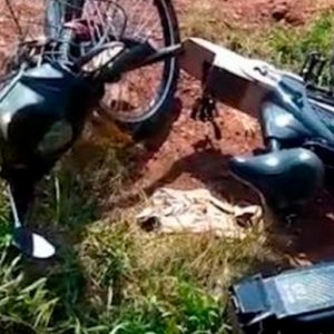 Mulher tem suspeita de fratura na perna ao sofrer acidente com motocicleta elétrica