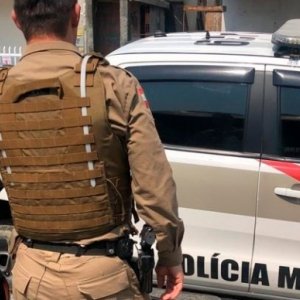 Moradora flagra homem tentando pular muro de sua casa para furtá-la