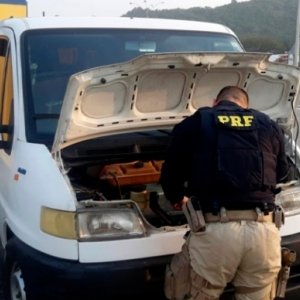 Durante fiscalização na BR-101 homem abandona veículo na fila e corre para o mato