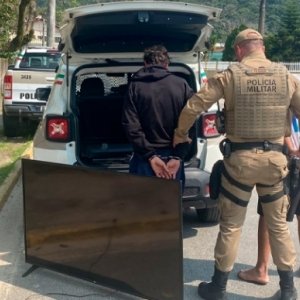 Jovens e adolescente invadem e furtam casa enquanto moradores dormem
