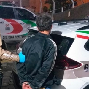 Acusado de diversos furtos homem é levado para o presídio ao ser abordado em praça