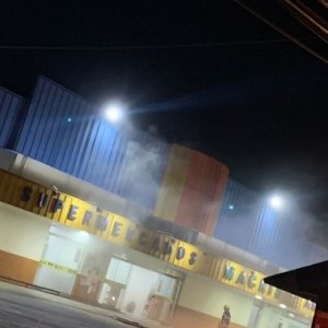 Bombeiros são acionados para suposto incêndio em supermercado 