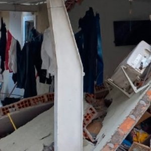 Explosão causada por vazamento de gás destrói residência e deixa uma pessoa ferida