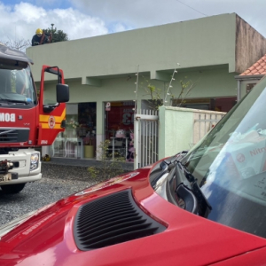 Moradores veem fumaça saindo de comércio e chamam bombeiros