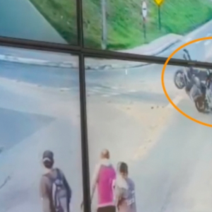 Colisão entre carro e moto é captada por sistema de monitoramento 