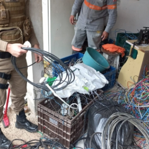 Homem acusado de receber fios furtados da Celesc é preso em operação