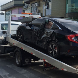 EM TIJUCAS - Colisão entre carro e moto deixa homem ferido