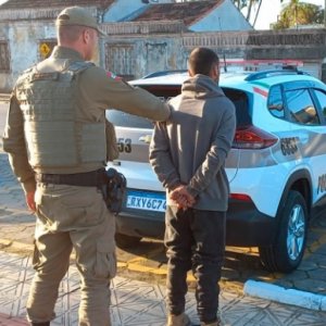Autor de furto de bicicleta é capturado e contra ele é descoberto mandado de prisão