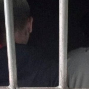 Conhecido por roubo e violência doméstica homem é preso com arma de fogo