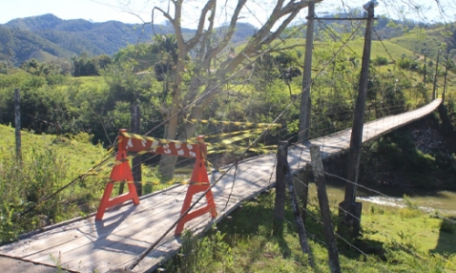 Rajadas de vento na madrugada danificam cabos de aço em ponte