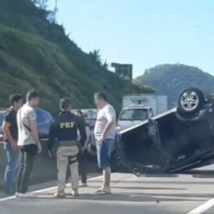 Capotamento na BR-101 bloqueia pista e provoca filas quilométricas