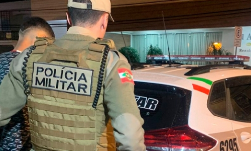 Entregador flagra criminoso tentado furtar sua moto e evita crime