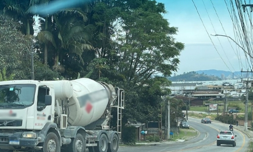Concreto vaza de caminhão betoneira e bloqueia entrada de cidade