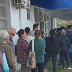 TIJUCAS - Pacientes fazem fila do lado de fora por atendimento em Posto de Saúde