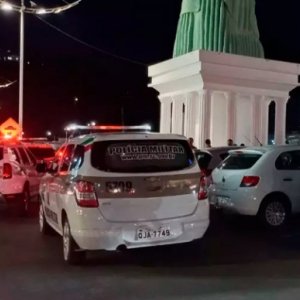 Homem coloca fogo em objetos embaixo da estátua da Havan