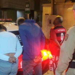 Mulher é presa por tráfico de drogas e corrupção de menores no Casarão