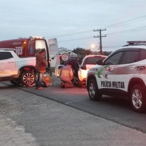 Colisão entre dois carros na SC-410 deixa um motorista ferido