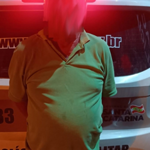 Com claros sinais de embriaguez, motorista provoca acidente e tenta se esconder