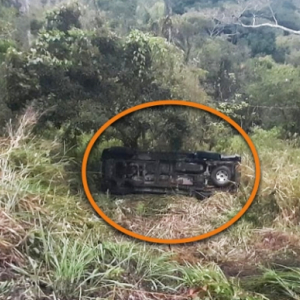 SUSTO: caminhonete sai da pista e cai em barranco no Araçá 