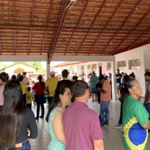 Manhã de votação é marcada por longas filas nas escolas de Tijucas