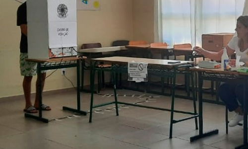 Homem deixa documentos e foge ao ser flagrado tirando fotos enquanto votava