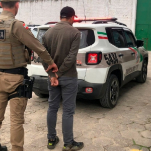 Homem corre para roça de banana na tentativa de fugir da prisão