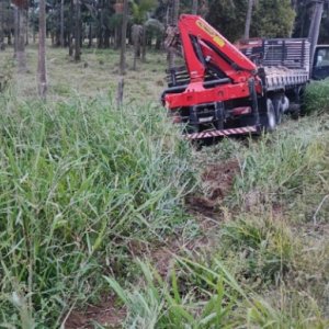 Carro e caminhão colidem na SC-410; três pessoas são levadas para hospital