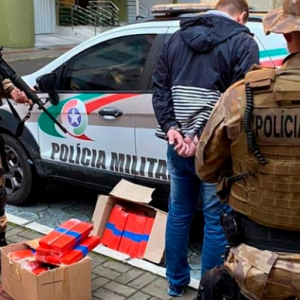 Mais de 30 quilos de maconha são apreendidos após veículo ser cercado e abordado