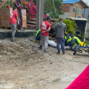 Trabalhador cai do segundo piso de obra e sofre fratura na perna