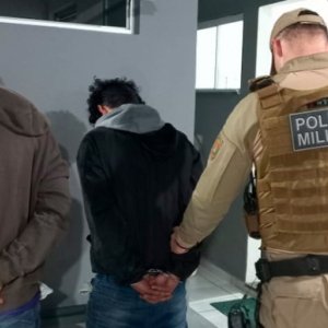 Polícia encontra assaltantes fugindo enquanto se desloca para atender ocorrência