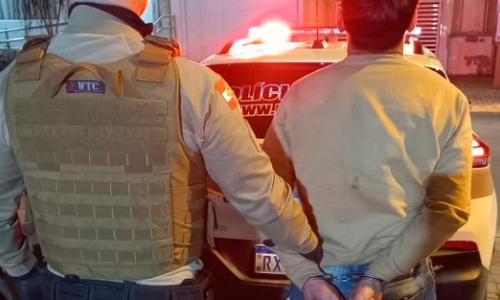 Grupo de pessoas perseguindo homem de bicicleta durante a madrugada chama a atenção da polícia