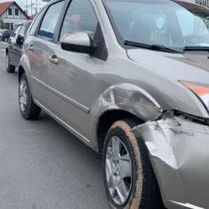 Motorista tenta ultrapassar, colide em caminhão e em carro estacionado