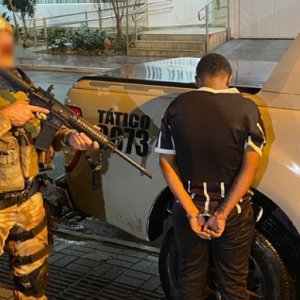 Aos 18 anos, traficante é detido com pedras de crack em área de invasão