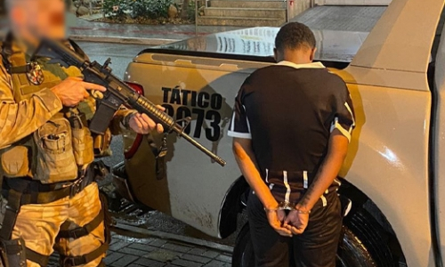 Aos 18 anos, traficante é detido com pedras de crack em área de invasão