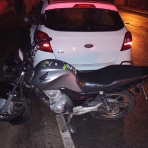 Casal de motociclistas tem preferencial cortada por carro na SC-108