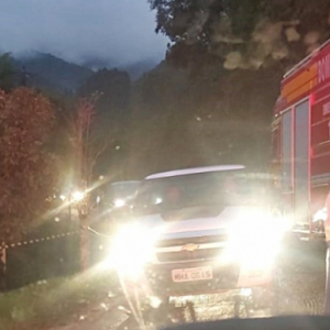 Troller despenca de ribanceira em estrada do interior e condutor fica ferido