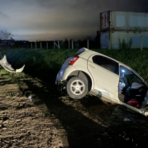 PLANTÃO - Carro cai em vala às margens da BR-101 após colidir em carreta