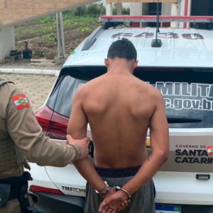 Rapaz tenta dar nome falso para fugir da prisão, mas é reconhecido por policiais