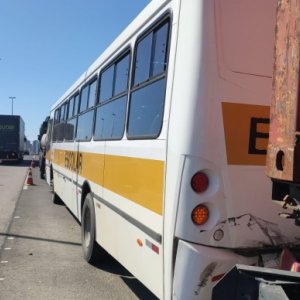 Três crianças ficam feridas em acidente com ônibus na BR-101